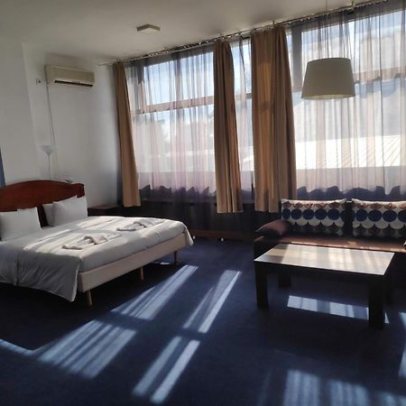 Hostel Log Inn Szkopje Kültér fotó
