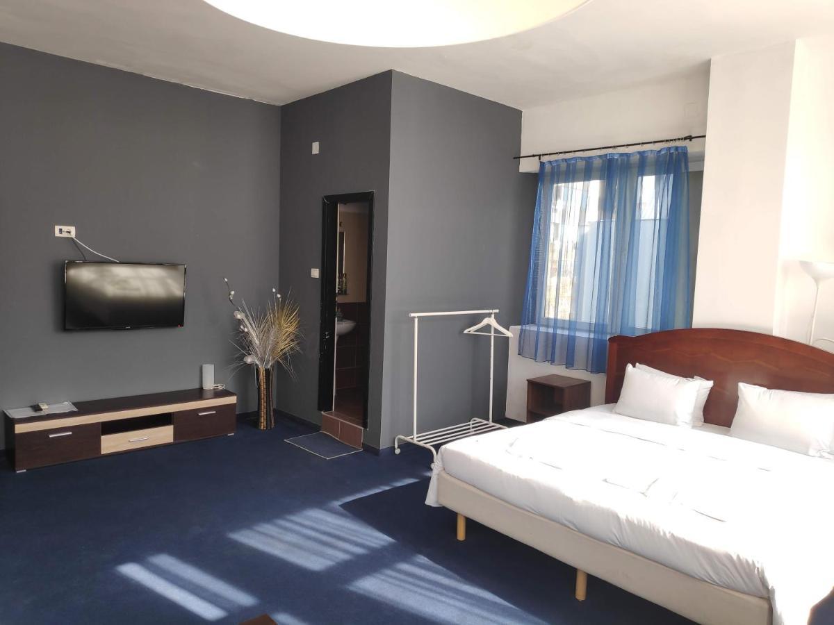 Hostel Log Inn Szkopje Kültér fotó