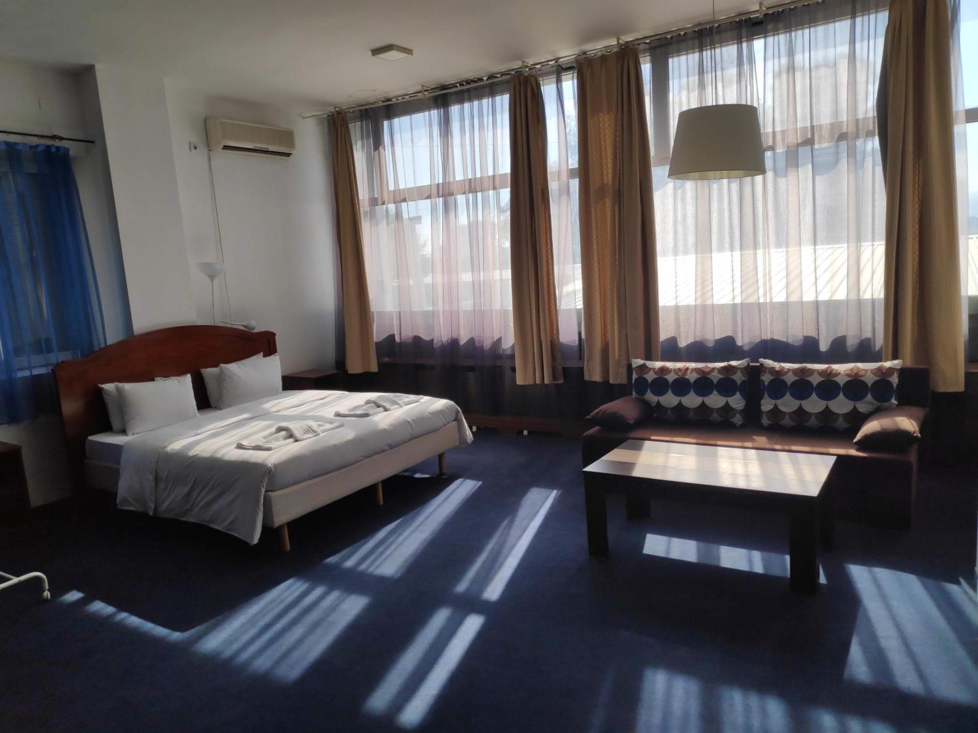 Hostel Log Inn Szkopje Kültér fotó