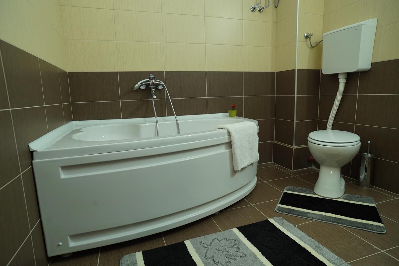 Hostel Log Inn Szkopje Kültér fotó