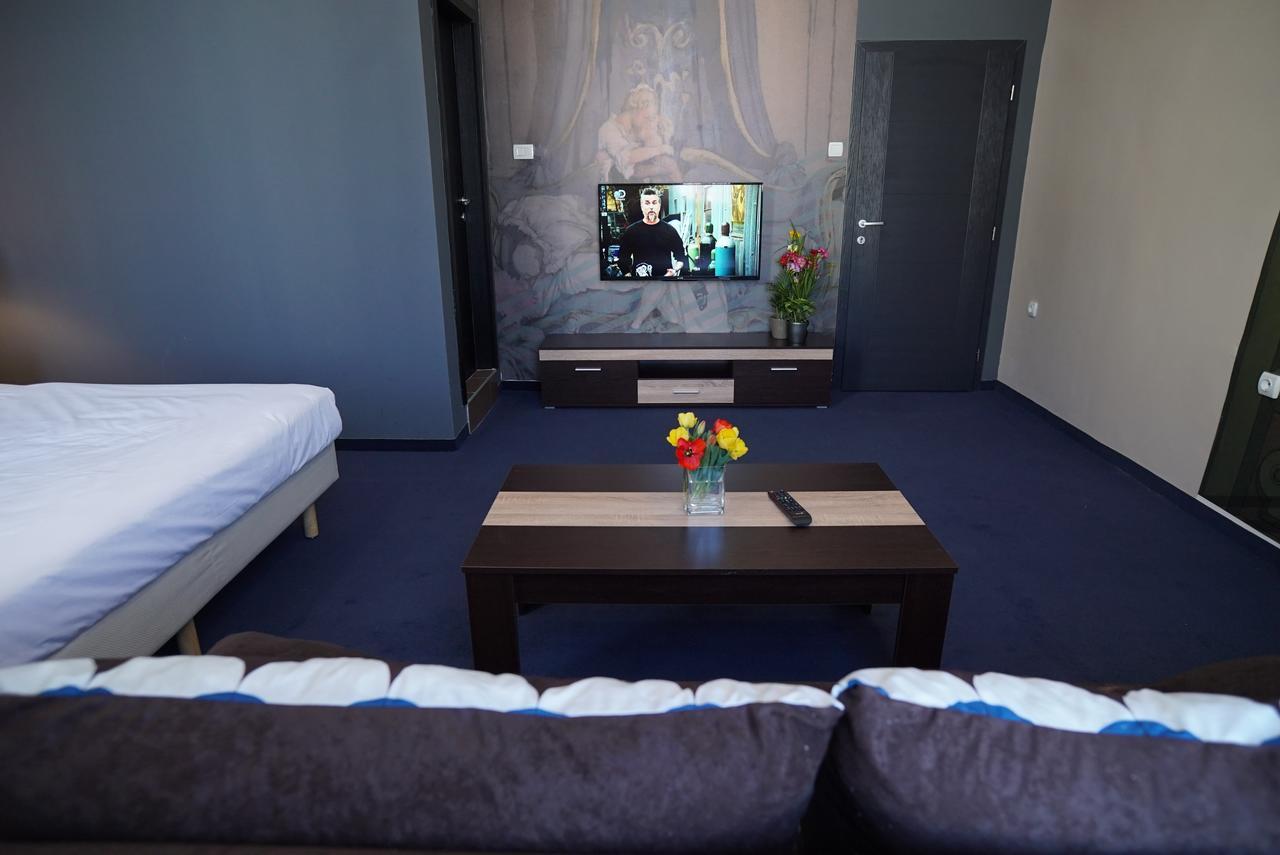 Hostel Log Inn Szkopje Kültér fotó
